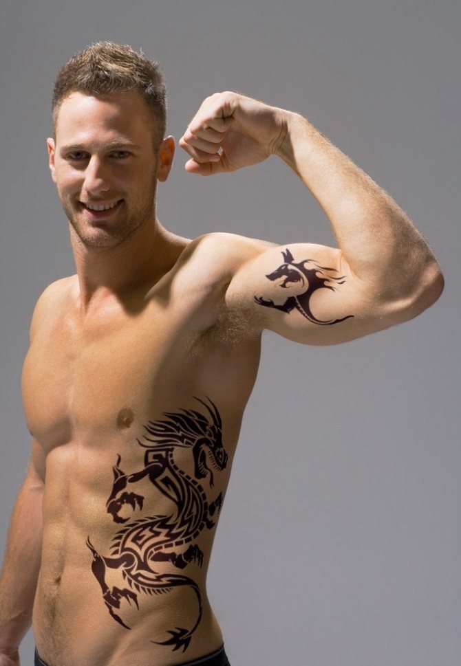 Tatouage sur le côté masculin