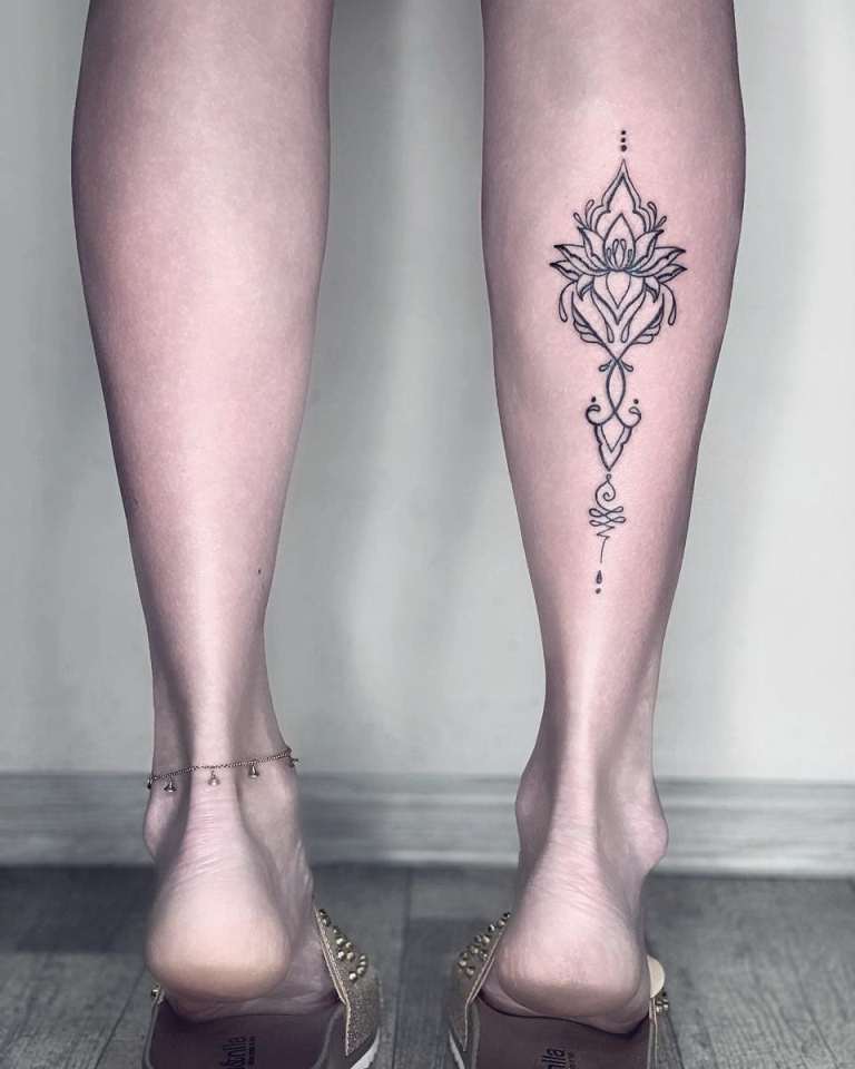 Tatouage sur la jambe d'une fille