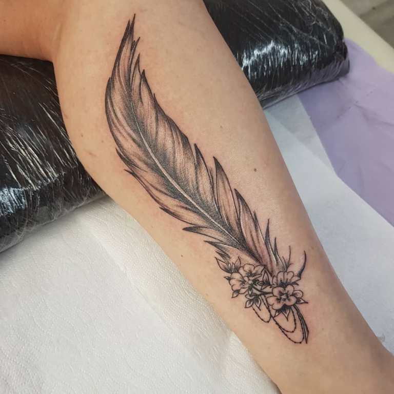 Tatouage sur la jambe d'une fille