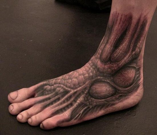 Photo d'un tatouage sur la jambe pour les hommes