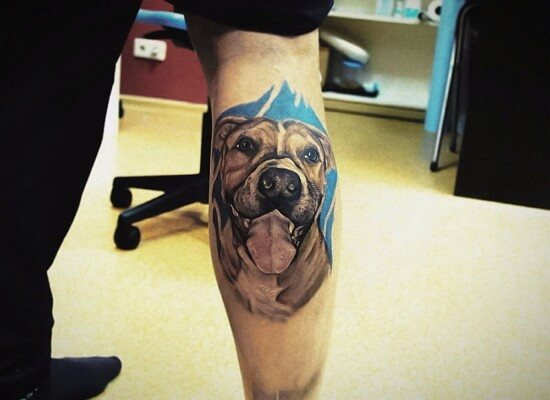 Photo d'un tatouage sur la jambe d'un homme