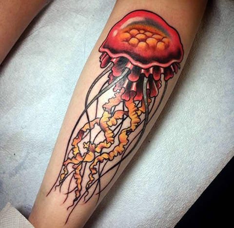 Tatouage d'une méduse sur un pied