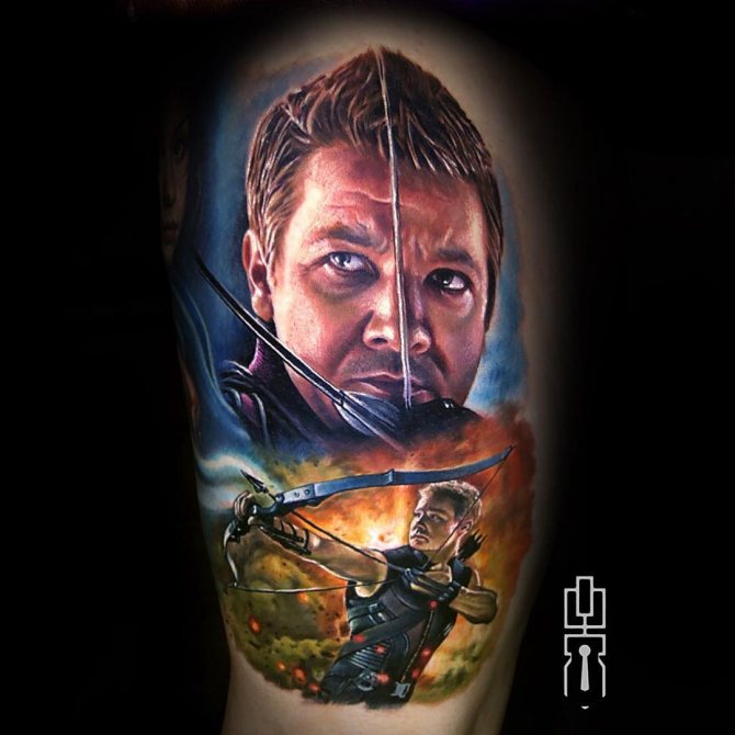 Tatouage d'un œil de faucon sur la jambe
