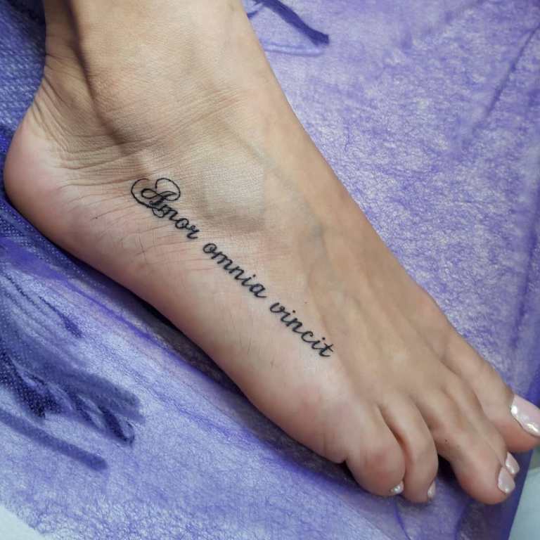Tatouage sur la jambe d'une fille