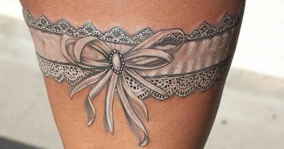 Tatouage sur les jambes en forme de jarretière