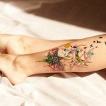 tatouage sur la jambe d'une femme