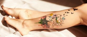 Tatouage sur la jambe d'une femme