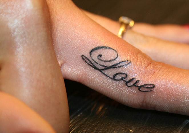 Tatouage sur le doigt pour les filles. Inscriptions, croquis et signification des petits tatouages