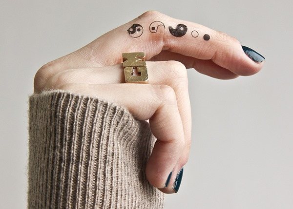 Tatouage sur les doigts pour les filles. Inscriptions, motifs et leur signification des petits tatouages