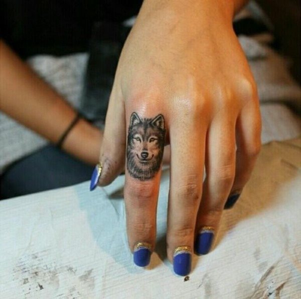 Tatouage sur les doigts pour les filles. Inscriptions, motifs et leur signification des petits tatouages