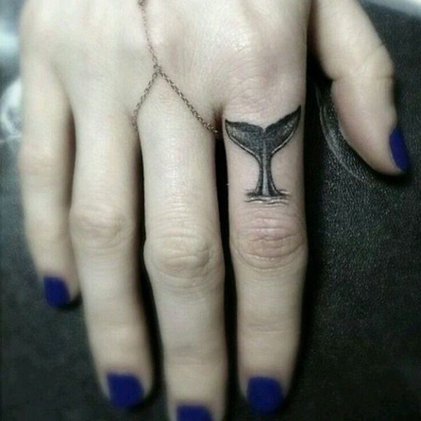 Tatouage sur les doigts pour les filles. Inscriptions, motifs et leur signification des petits tatouages