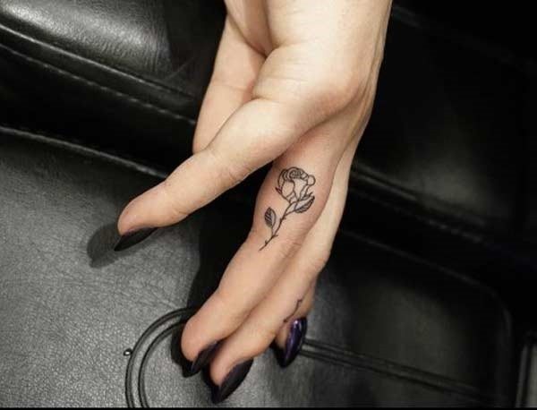 Tatouages sur les doigts pour les filles. Inscriptions, motifs et leurs significations pour les petits tatouages