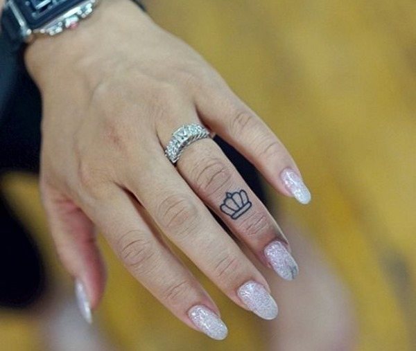 Tatouage sur les doigts pour les filles. Inscriptions, motifs et leurs significations des petits tatouages