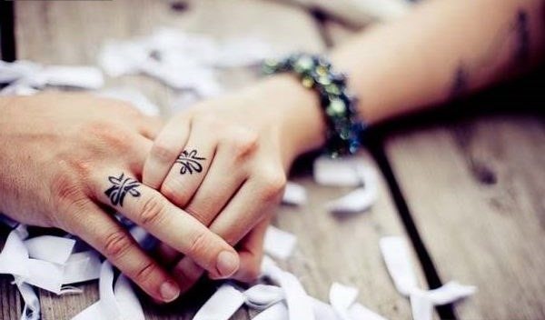 Tatouage sur les doigts pour les filles. Inscriptions, motifs et leur signification des petits tatouages