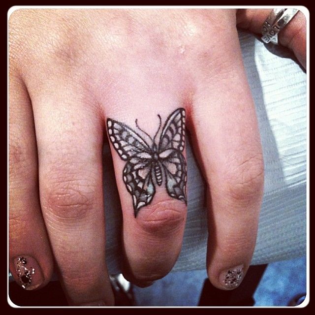 Tatouage sur les doigts pour les filles. Inscriptions, motifs et leur signification des petits tatouages