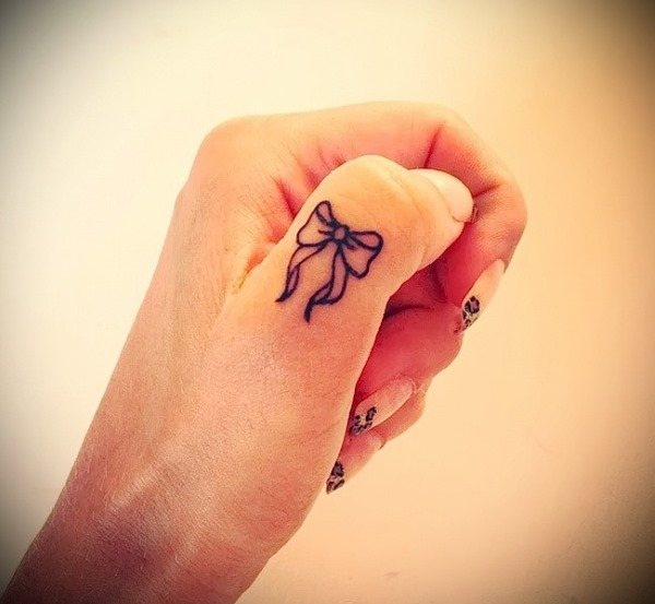 Tatouage sur les doigts pour les filles. Inscriptions, motifs et leur signification des petits tatouages