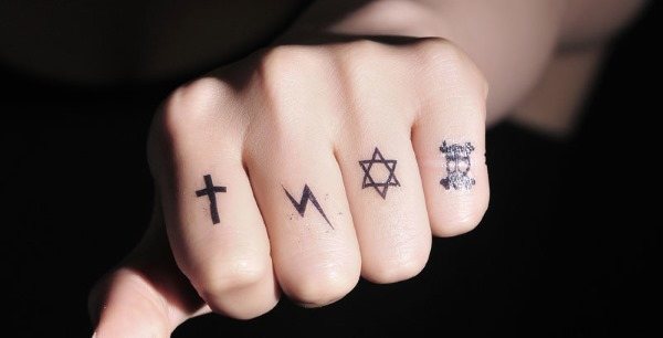 Tatouage sur les doigts pour les filles. Inscriptions, motifs et leur signification des petits tatouages