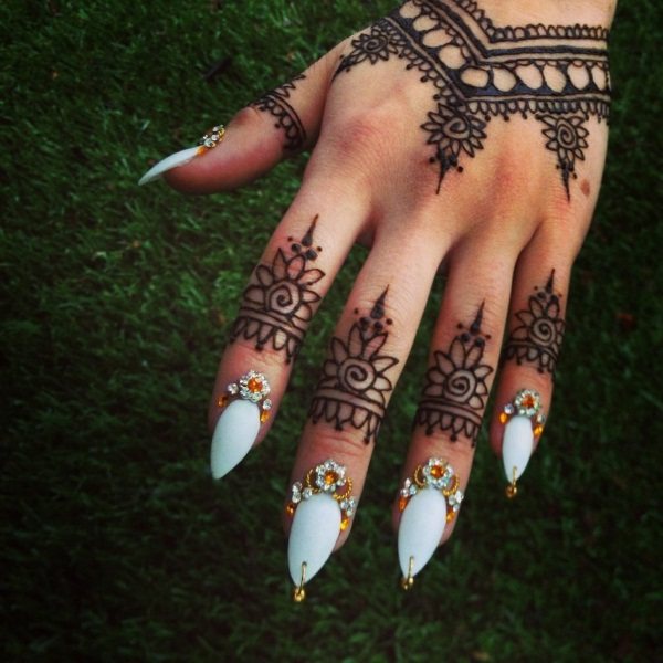 Tatouage sur les doigts pour les filles. Inscriptions, motifs et leurs significations des petits tatouages
