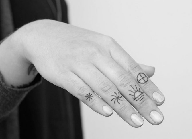 Tatouage sur les doigts des filles