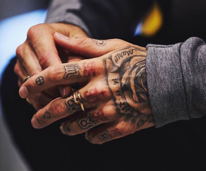 Tatouage sur les doigts d'un joueur de football