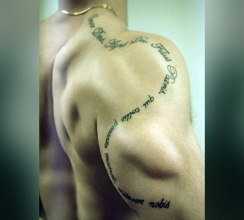 Tatouage sur les épaules pour les hommes