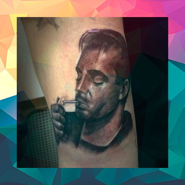 Tatouage sur l'épaule de Miron avec un avocat noir.