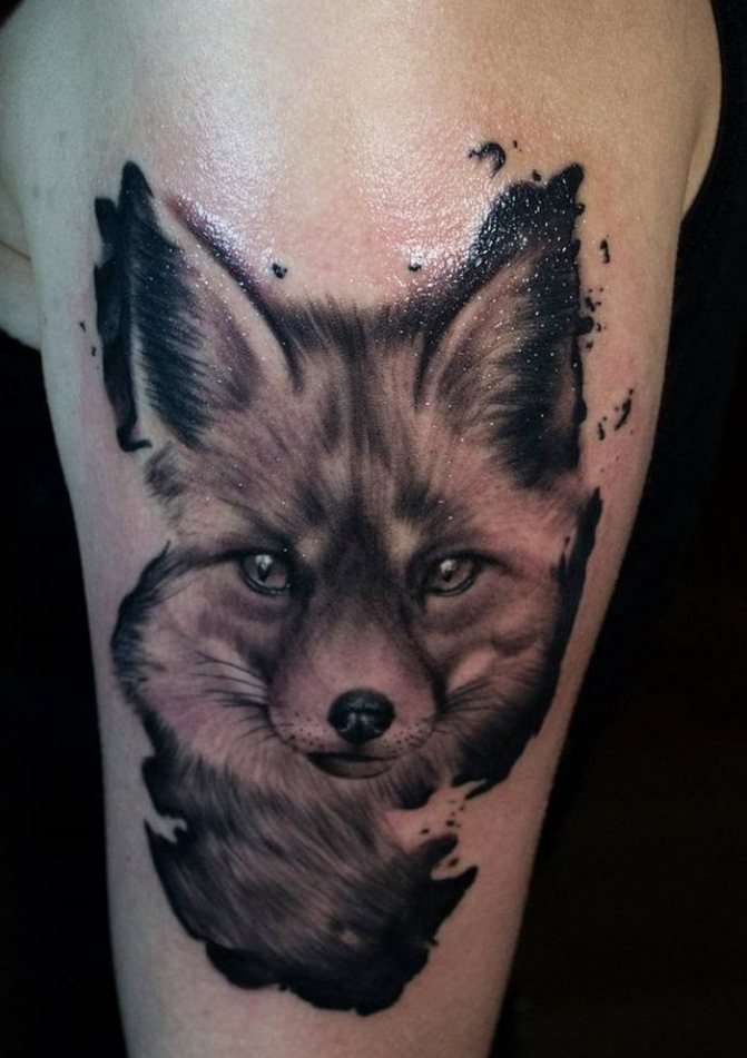 Tatouage de renard noir sur l'avant-bras