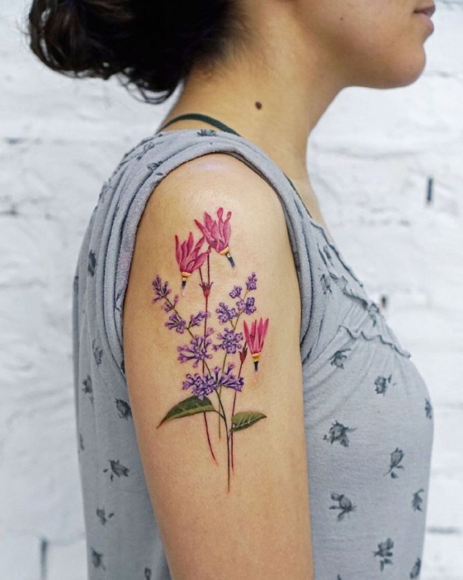 tatouage sur l'épaule