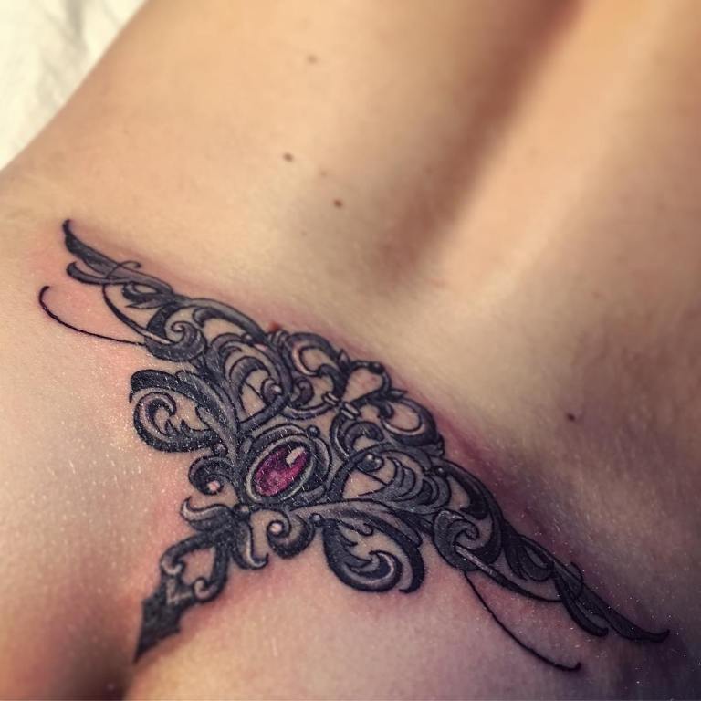 tatouage de fille dans le dos