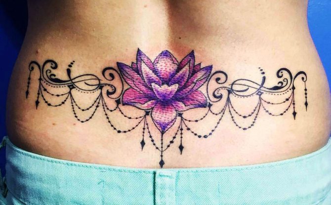 Tatouage dans le bas du dos pour les filles