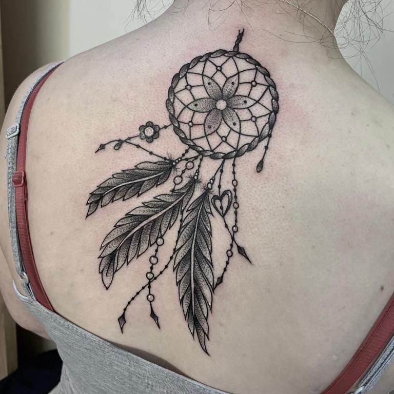 Tatouage sur la colonne vertébrale d'une fille