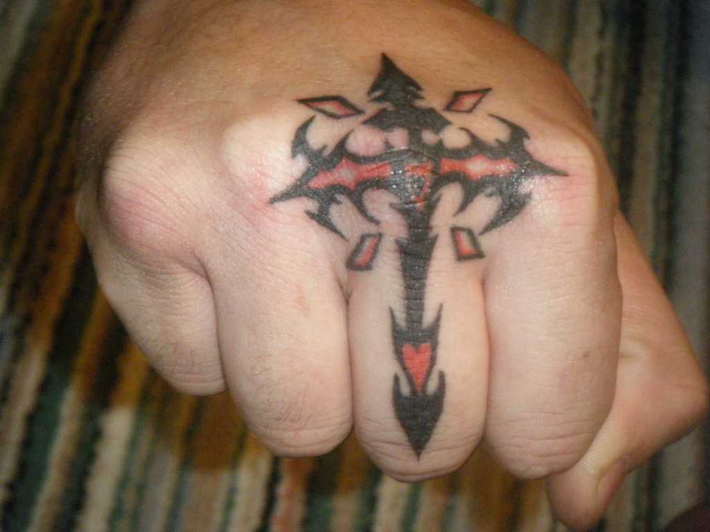 Tatouage de motifs celtiques masculins sur l'avant-bras
