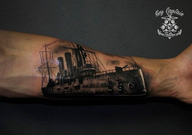 tatouage d'avant-bras du studio Tattoo parlor Hey Captain !