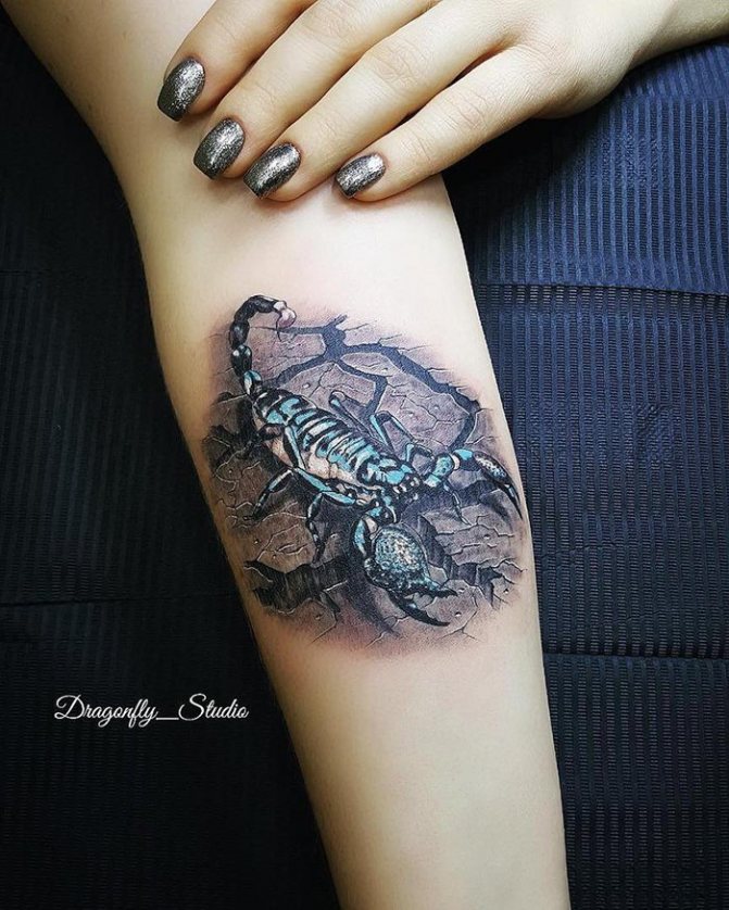 Tatouage d'un scorpion bleu sur l'avant-bras
