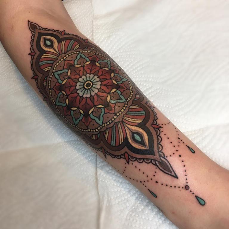 tatouage sur l'avant-bras féminin