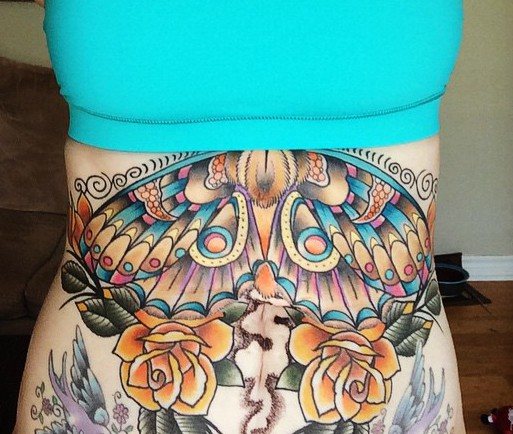 Tatouage de vergetures sur l'estomac photo