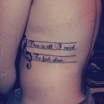 Tatouage sur les côtes