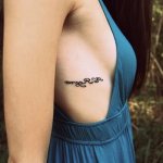 Photo de côtes tatouées sur des filles