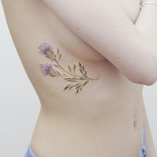 Photo d'un tatouage sur les côtes d'une fille