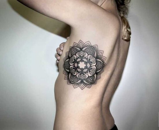 Photo d'un tatouage sur des côtes de filles