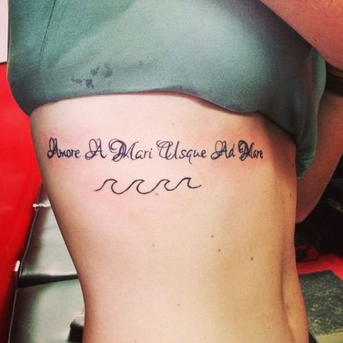 Tatouages sur les côtes des jeunes filles : inscriptions avec traductions. Sketches