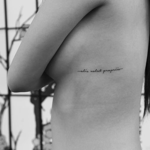 Tatouage sur les côtes chez les filles : inscriptions avec traductions. Sketches