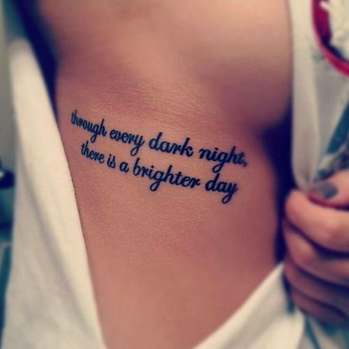Tatouage sur les côtes chez les filles : inscriptions avec traductions. Sketches