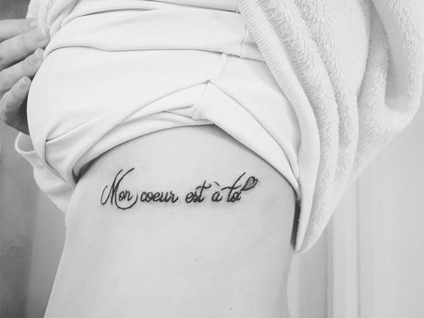 Tatouage des côtes des filles : Inscription traduite. Sketches