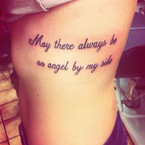 Tatouage sur les côtes chez les filles : inscriptions avec traductions. Sketches