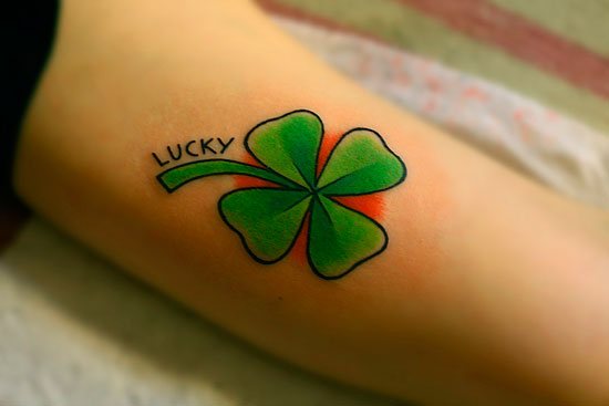 Tatouage d'un trèfle à quatre feuilles sur le bras