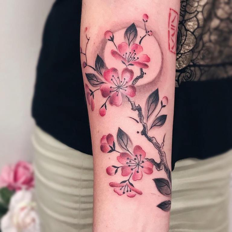 tatouage de fleurs sur le bras
