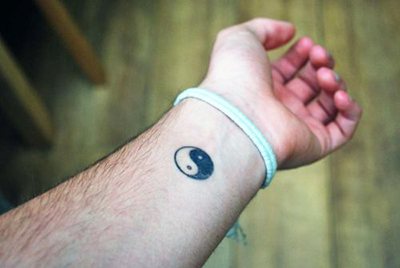 Tatouage sur la main pour hommes petits, inscriptions en latin avec traduction. Images, dessins et signification