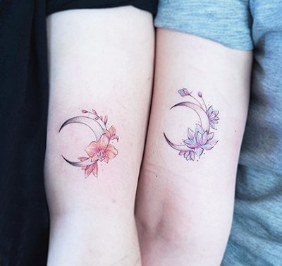 Tatouage sur la main pour hommes petits, inscriptions en latin avec traduction. Images, dessins et signification