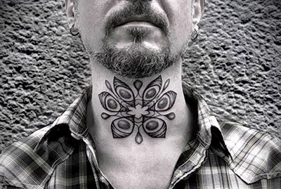 Tatouage sur la main pour hommes petits, inscriptions en latin avec traduction. Images, dessins et signification